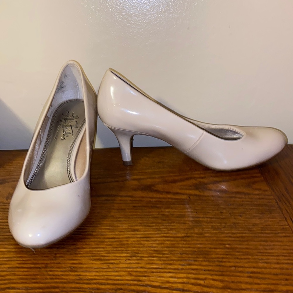 Nude pumps size 5.5